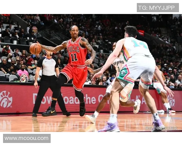 德罗赞助攻 穆里跟进劈扣追平比分