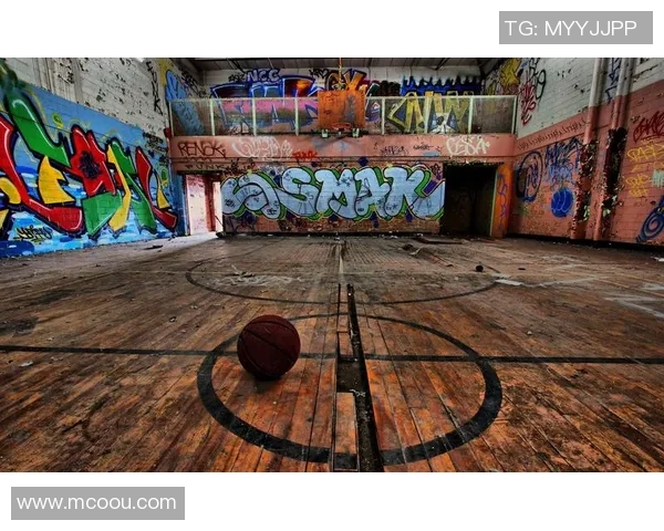 因为热爱篮球!开拓者官方晒凯勒布-乐福带着篮球离开球馆照 因为热爱篮球!开拓者官方晒凯勒布-乐福带着篮球离开球馆照